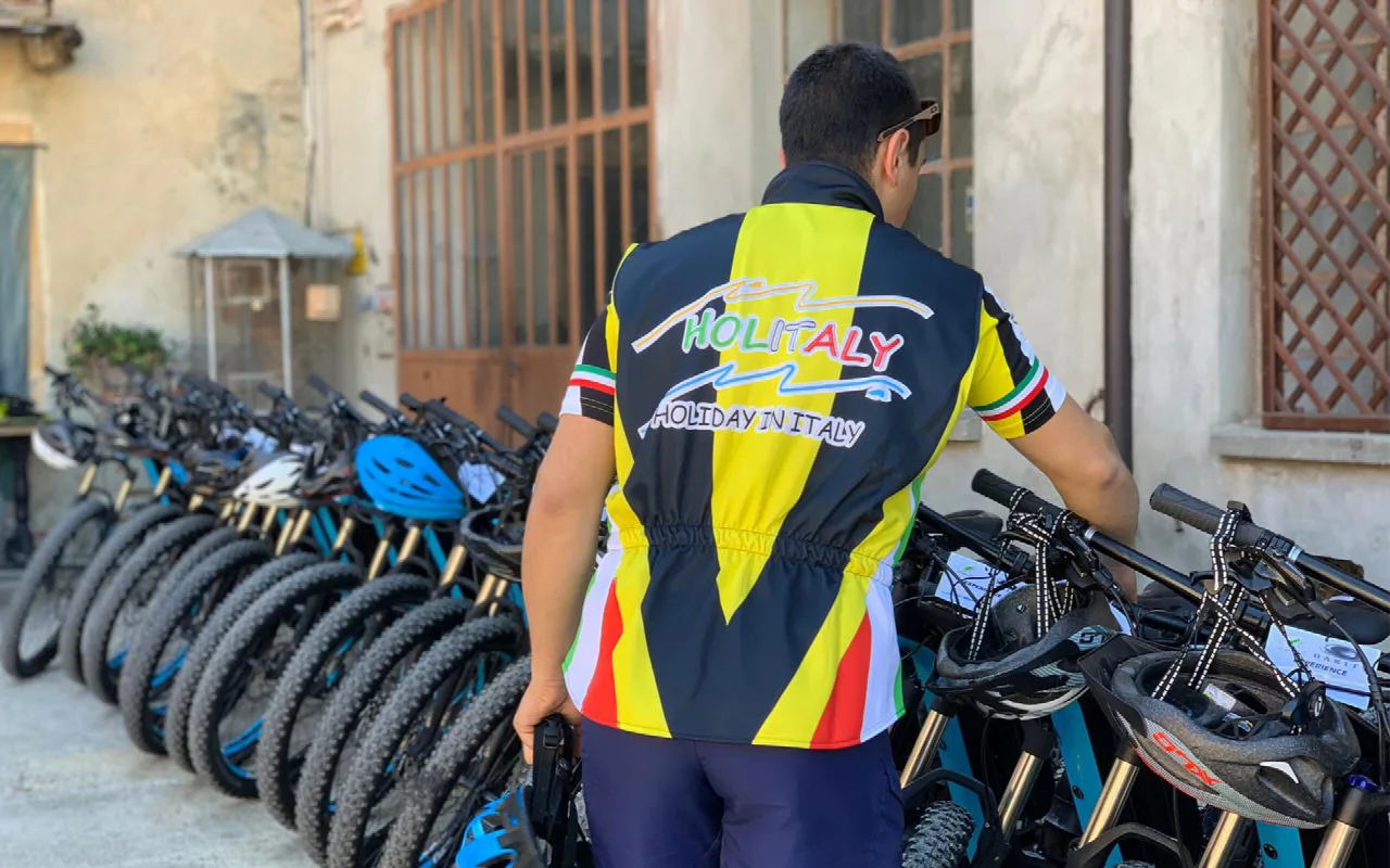 Guida Holitaly accanto alle e-bike pronte per un’escursione