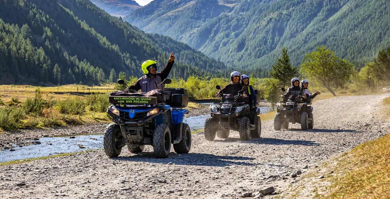 Quad in viaggio nella Valle Argentera, tra montagne, boschi e una strada da esplorare