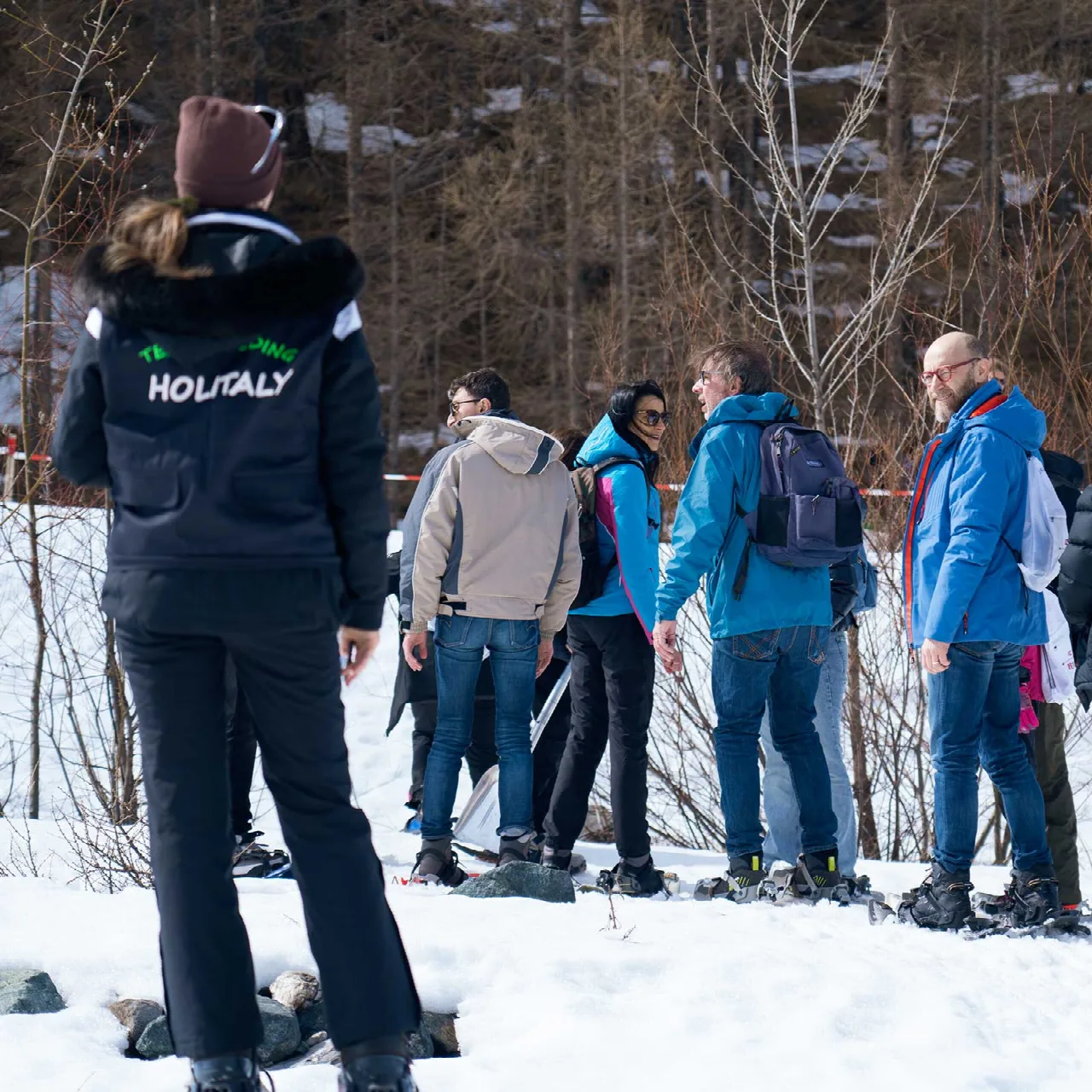 Persone che condividono un’esperienza di team building sulla neve